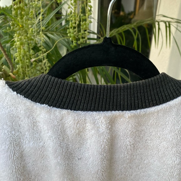 Rare iconic 1990’s CHANEL white terry cloth crew sweatshirt - Picture 6 of 10